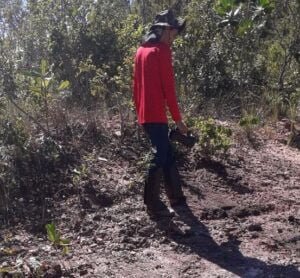 Figura 3c – Técnico Flávio realizando perfil de medição com gamaespectrômetro RS 230 sobre um afloramento de augen gnaisse