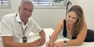 Na imagem registrada, podemos ver a professora Doutora Estela Leal, representando a UFG, ao lado do diretor executivo da Axía, Leonardo Prudente, ambos celebrando o compromisso firmado entre as instituições.